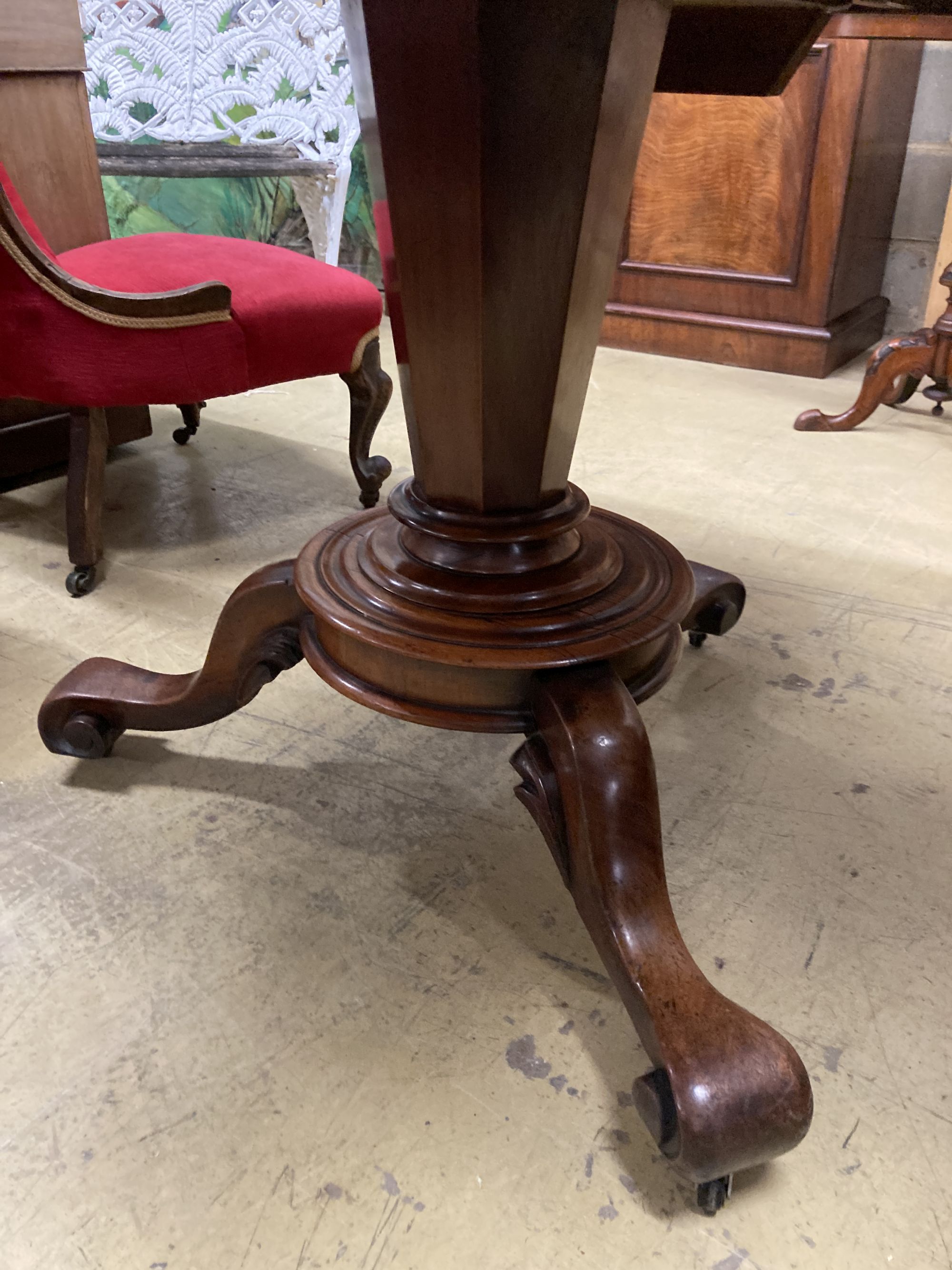 A Victorian mahogany oval centre table, width 120cm, depth 90cm, height 74cm